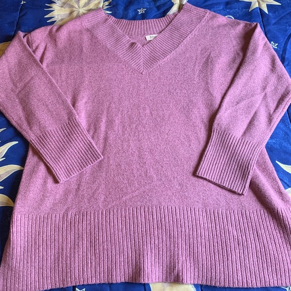 NWT V-Neck Sweater 🌸 - Picture 2 of 8